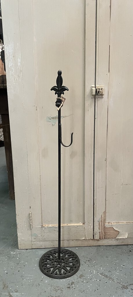 IRON WREATH STAND
