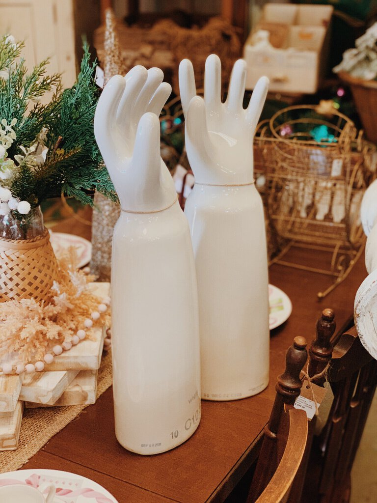 VINTAGE OVERSIZED GLOVE MOLD