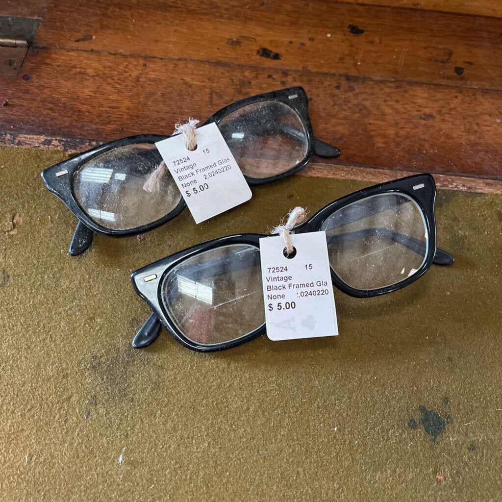 BLACK FRAME GLASSES
