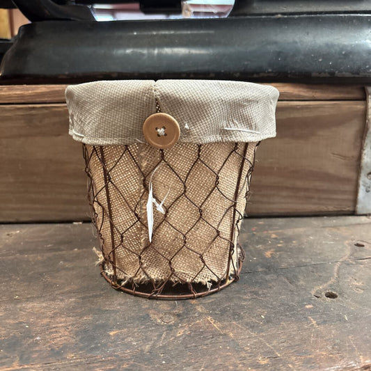 CHICKEN WIRE AND BURLAP PLANTER