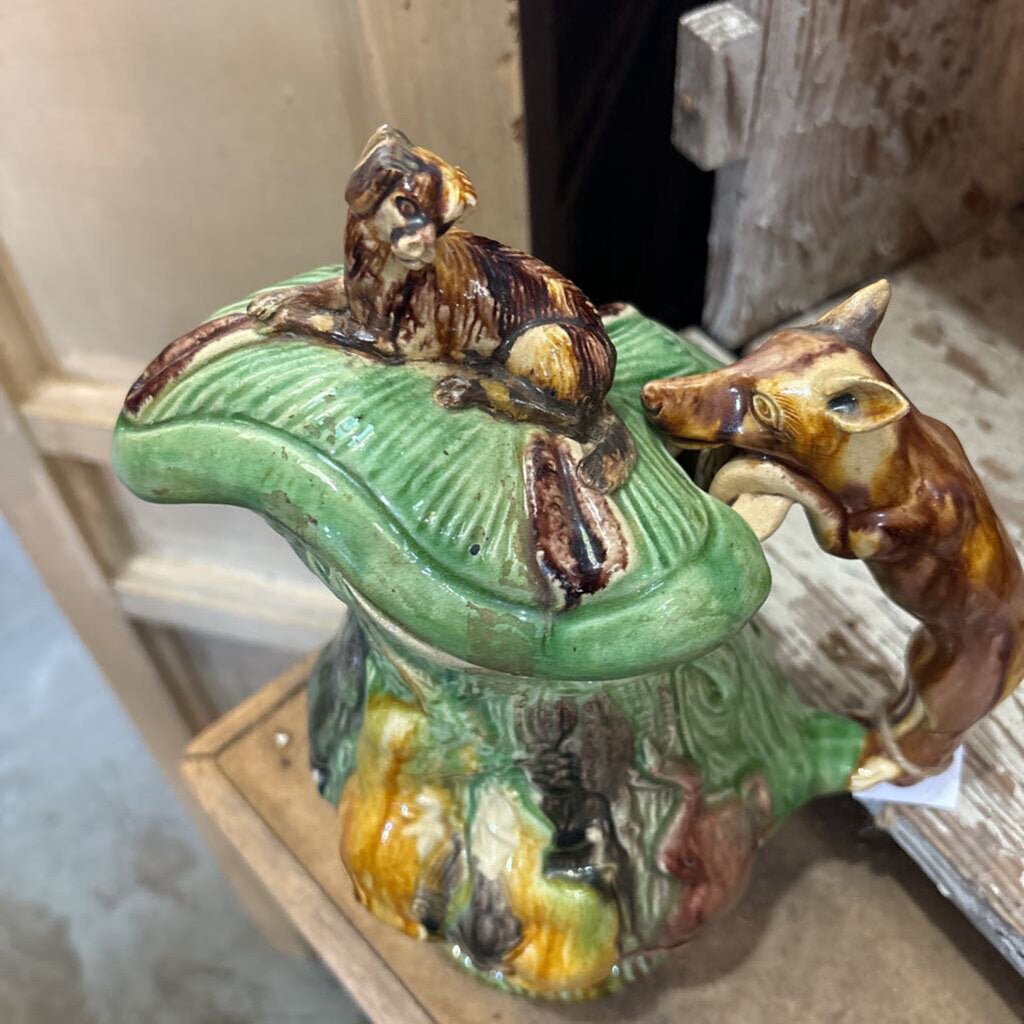 MAJOLICA HOUND HANDLE W/LEAF LID
