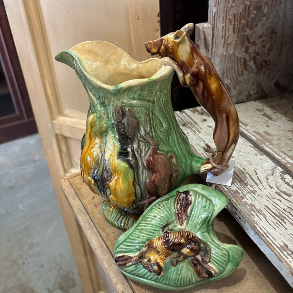 MAJOLICA HOUND HANDLE W/LEAF LID