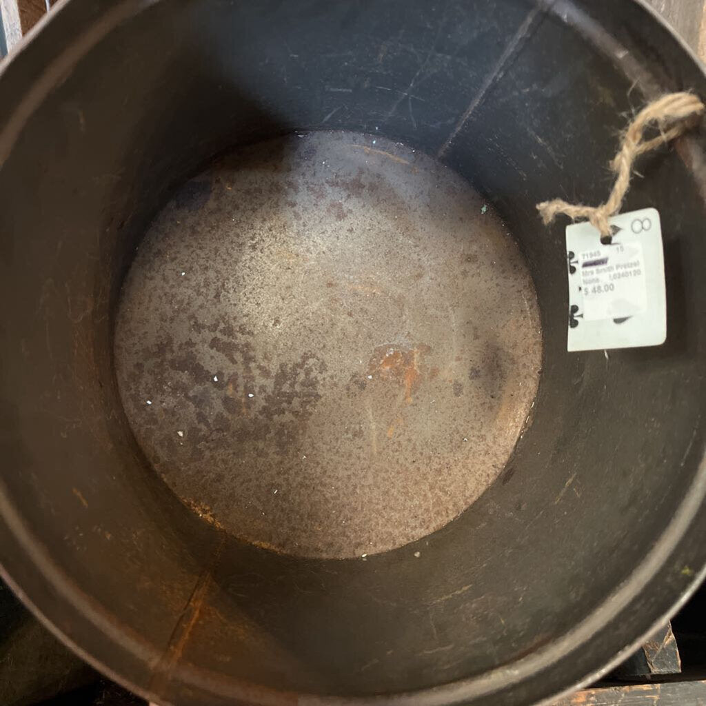 MRS. SMITH PRETZEL TIN